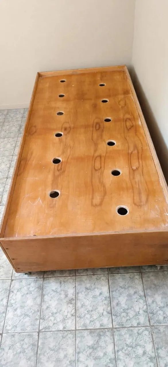 Cama de madeira artesanal com compartimento para itens - Foto 5