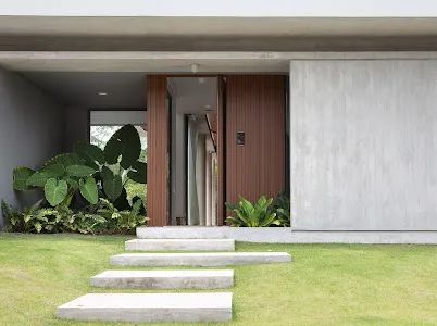 Magnífica casa com com 4 suítes mobiliada na Cachoeira do Bom Jesus - Foto 2