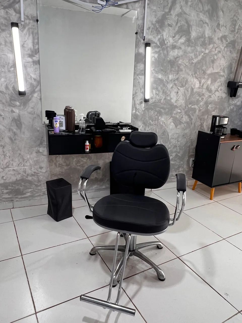Vendo cadeira de barbeiro  - Foto 2