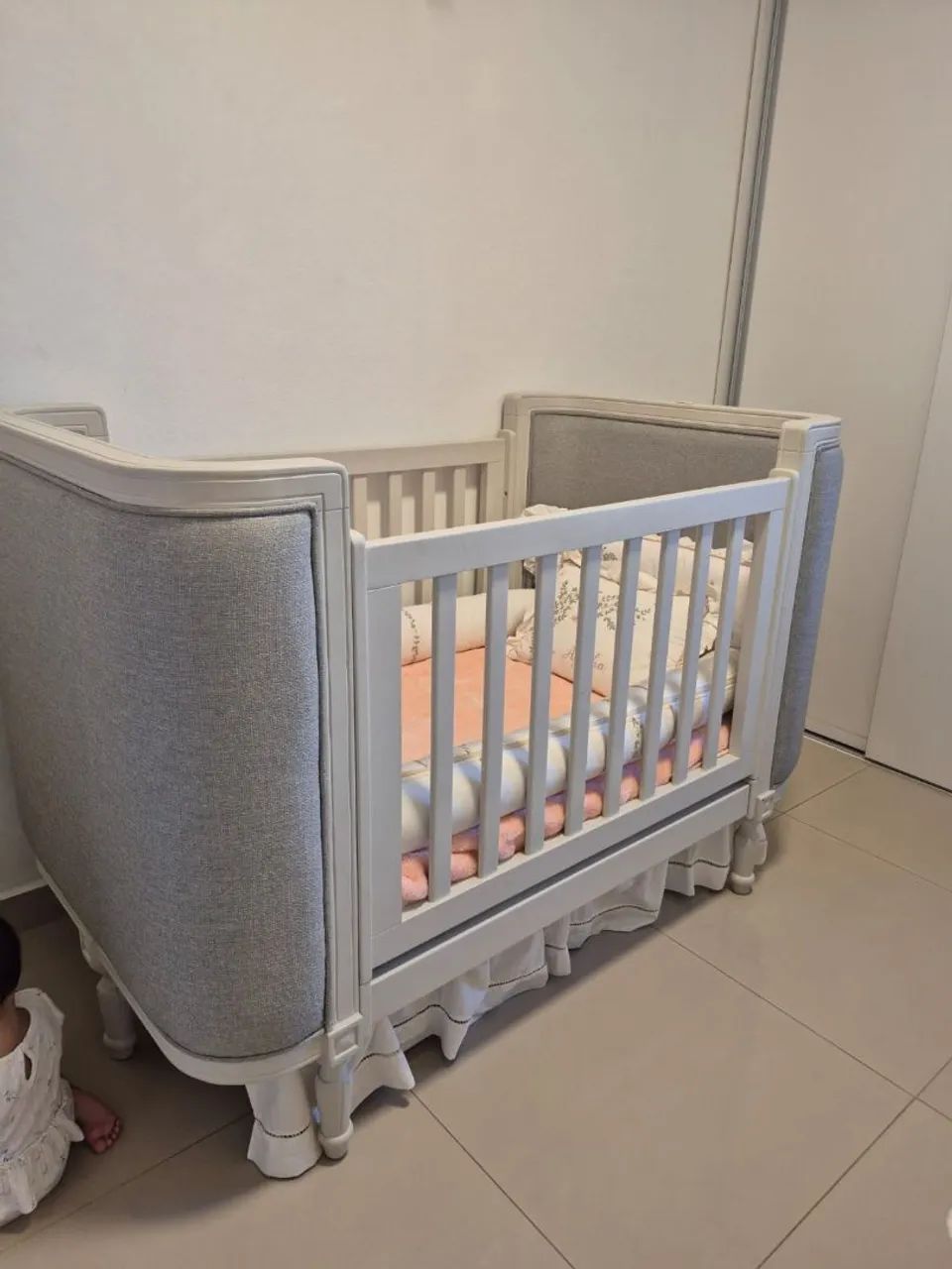 Berço estilo clássico estofado + colchão  - Foto 5