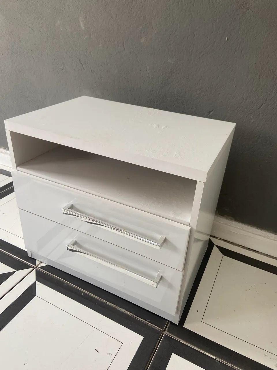 Mesa de cabeceira com duas gavetas