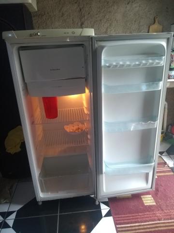 Vendo uma geladeira e um fogão - Foto 2