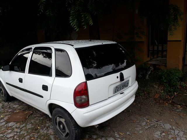 Cosa 4 portas ano 1998 tem raciocinando mais não tá focionado