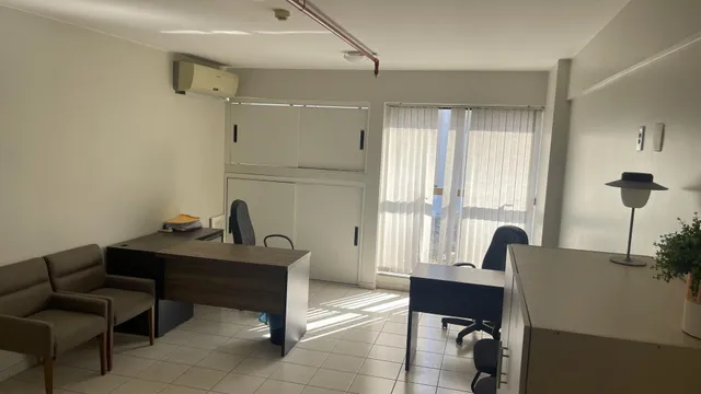 Duas salas comerciais para vender, com vaga de garagem, ótima localização. Condição imperd