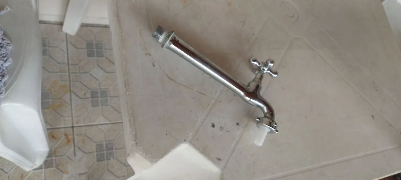 Vendo uma torneira de tanque longa 