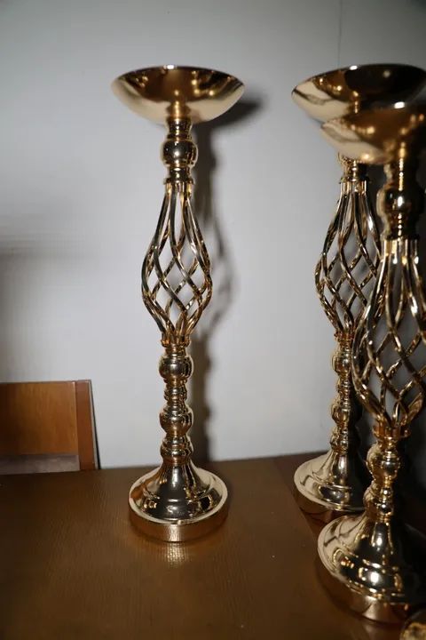 castiçal de metal (6 unidades) dourado com hastes torcidas decoração de festa - Foto 5