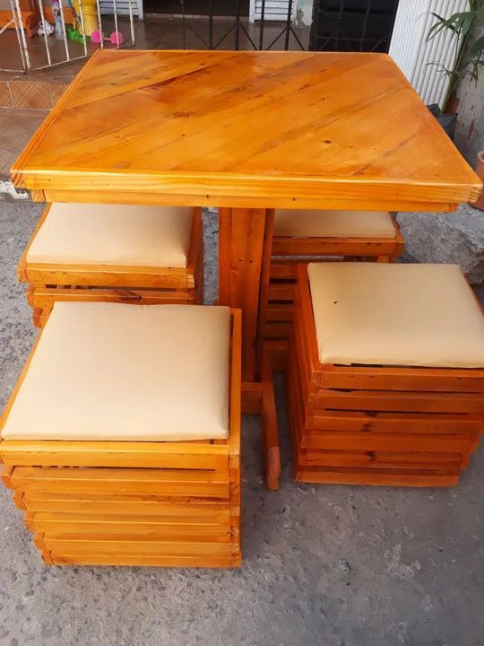 Mesa com 4 Banquinhos 