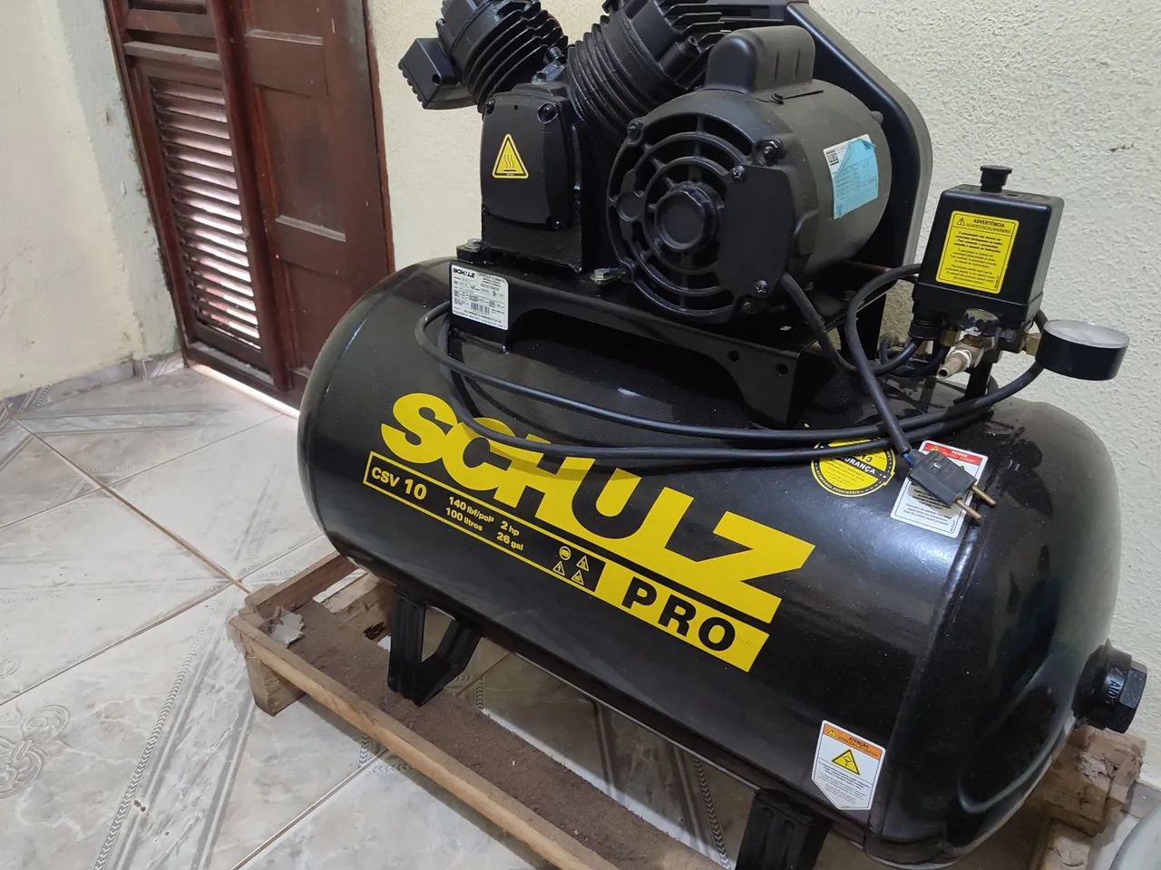 Compressor de Ar Schulz CSV 10 - 140 lbf/pol² - 100 Litros - 26 Gal - 2 HP