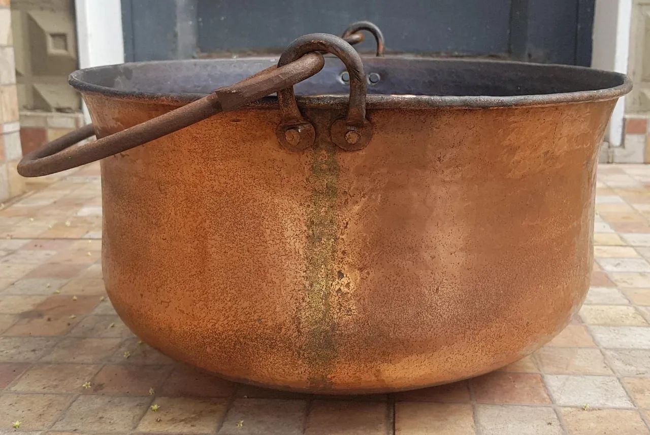 Caldeirão de cobre antigo