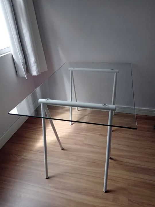 Mesa com tampo de vidro