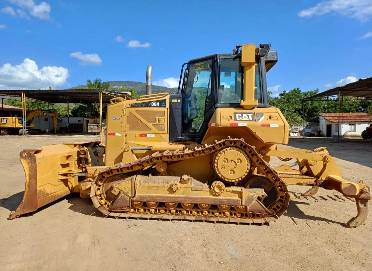 Trator de Esteira Caterpillar D6N XL ano 2013 com 8400 horas, na Bahia