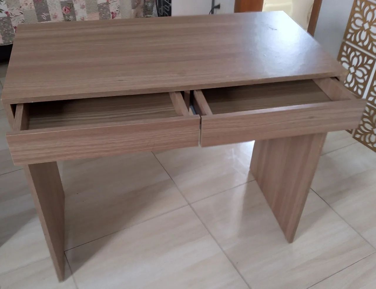 Escrivaninha em Madeira com 2 Gavetas - Foto 2