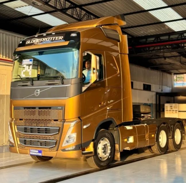 Volvo FH 540 6x4t 2024 - Pacote Multimidia, ADAS, Saia lateral, Defletores, pneus novos, g - Foto 4
