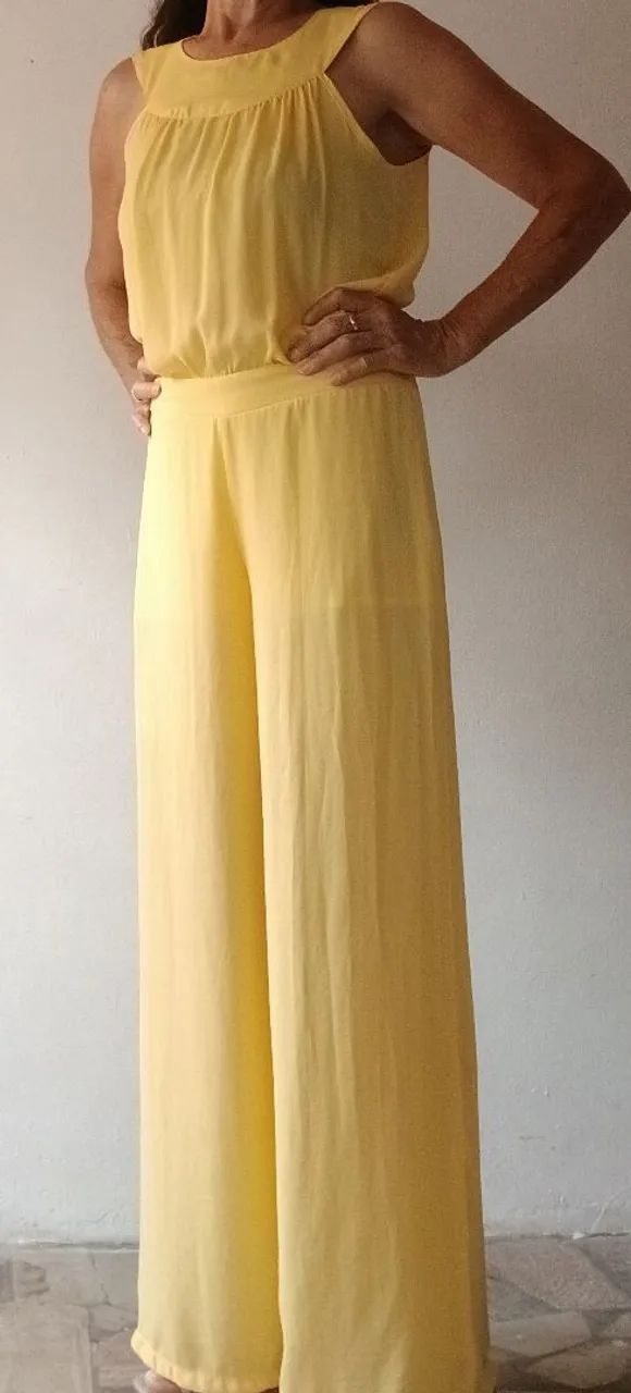 Macacão amarelo tamanho 40/42