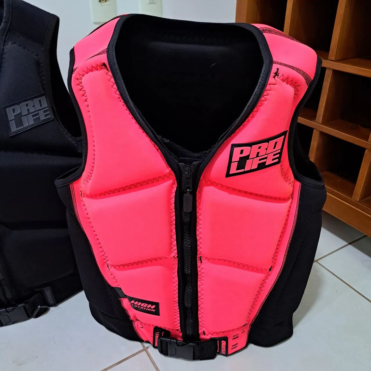 Três coletes salva-vidas para esportes aquáticos - Da Pro Life, quase sem uso! - Foto 4