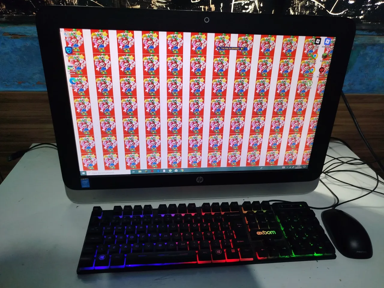 Computador All-in-One HP com teclado gamer e mouse