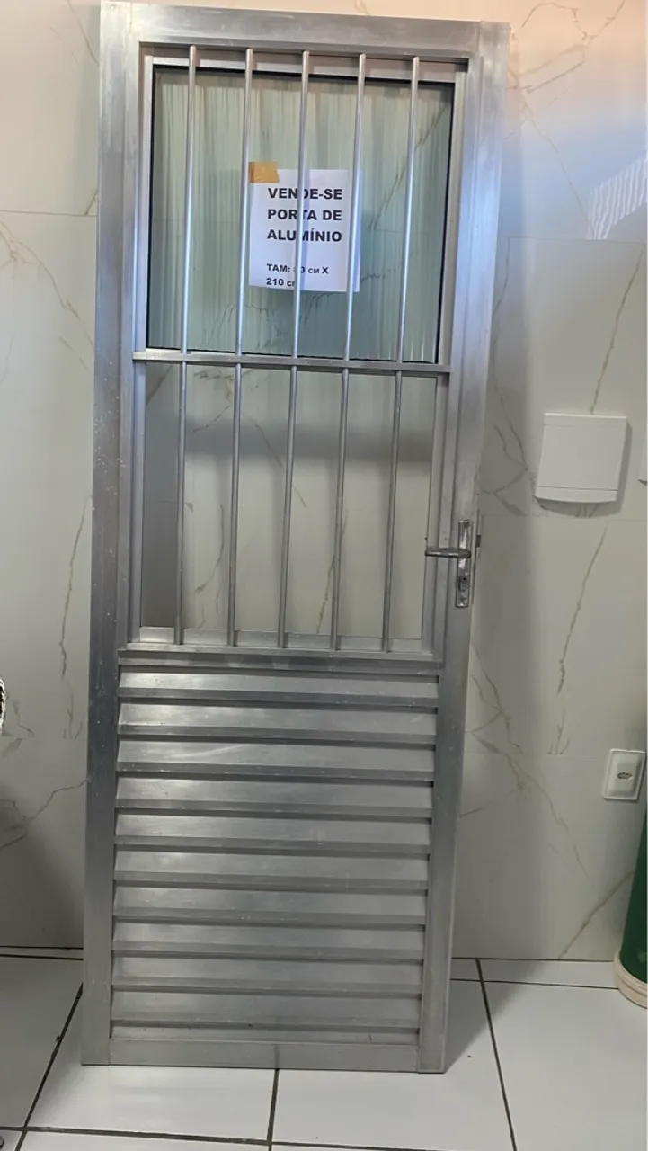 Porta de alumínio para segurança residencial