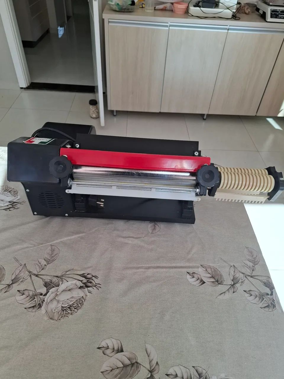 Cilindro Laminador de Massas Elétrico AND Pro 28cm - Foto 3