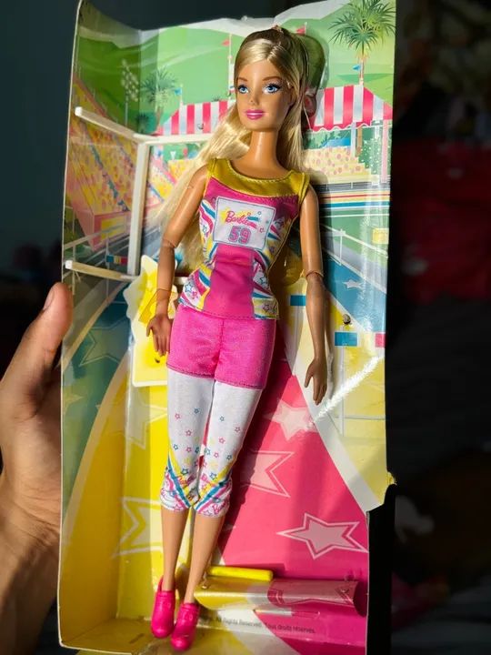 Barbie corredora articulada antiga Mattel Boneca Barbie - Brincando de Esportes - Foto 4