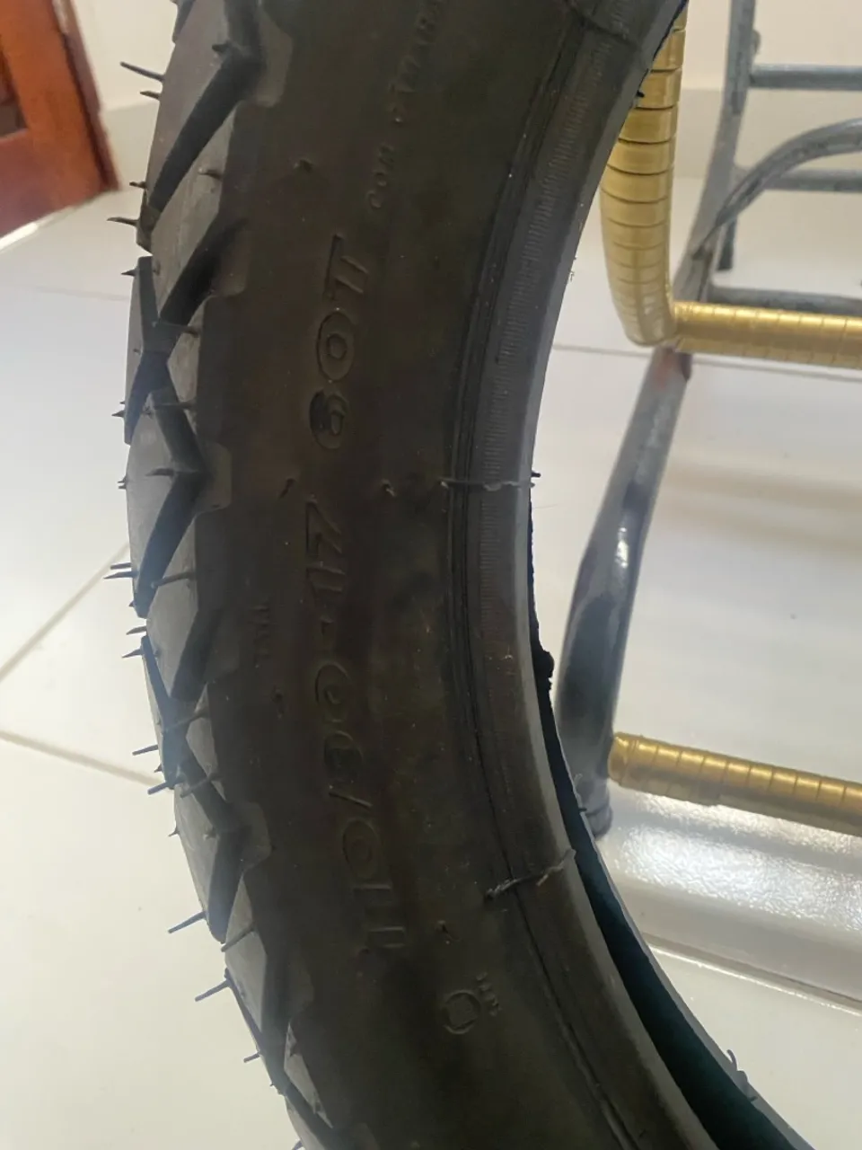 Pneu traseiro de bross maggion