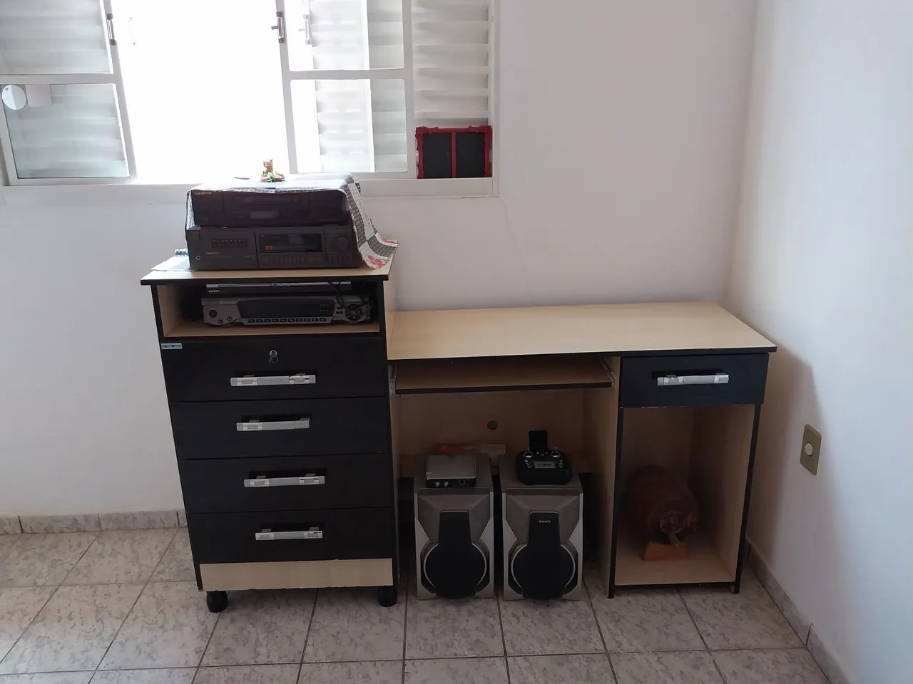 Escrivaninha com Gaveteiro
