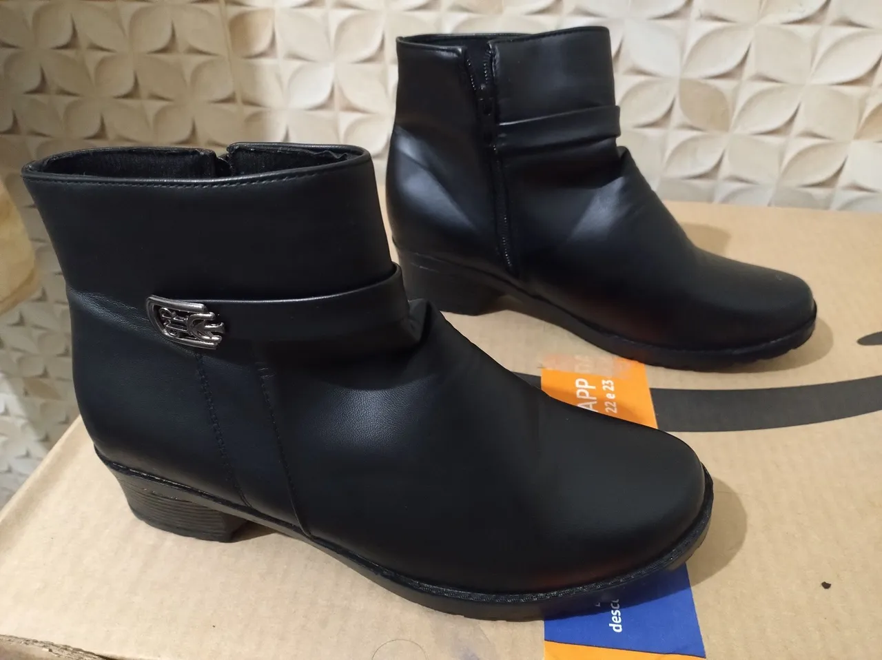 Bota Feminina de Couro Sintético - Elegância e Conforto