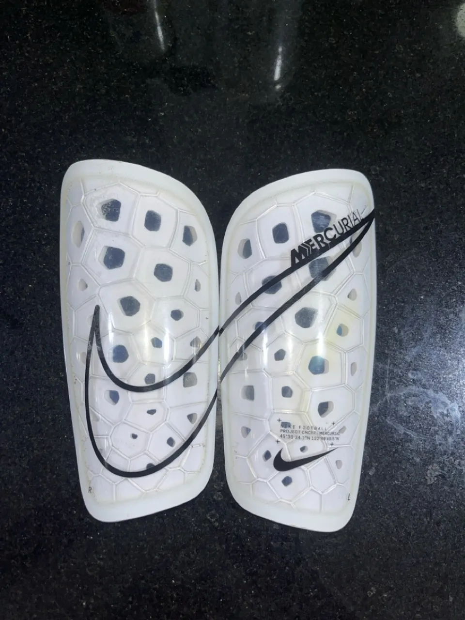 Caneleira Nike original Mercurial Lite Unissex - Branco