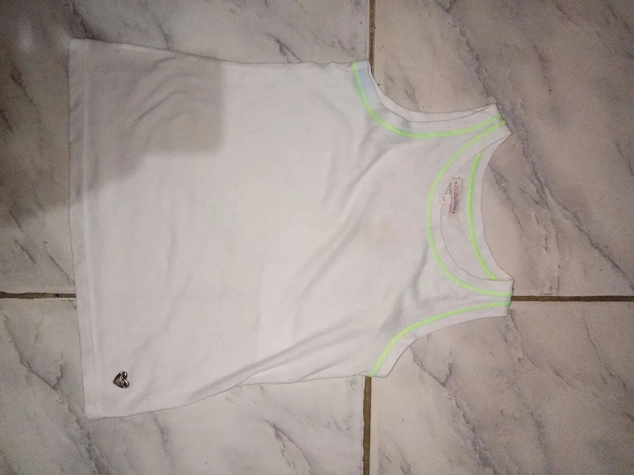 Regata branca infantil com detalhes neon