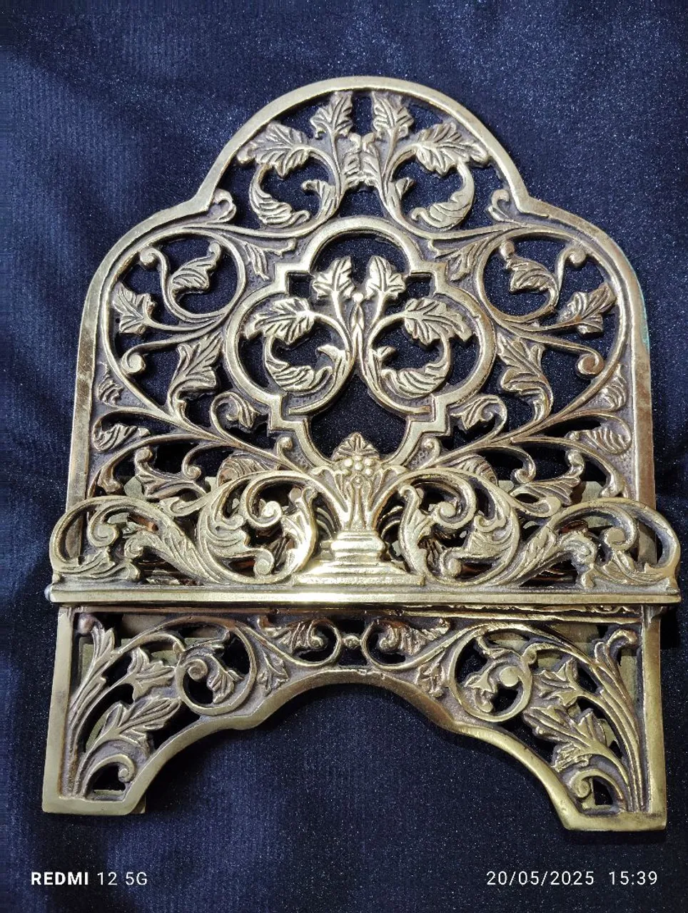 Suporte de Livro Antigo em Bronze com Detalhes Ornamentais