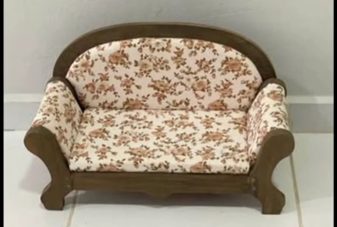 Sofá infantil de madeira com flores