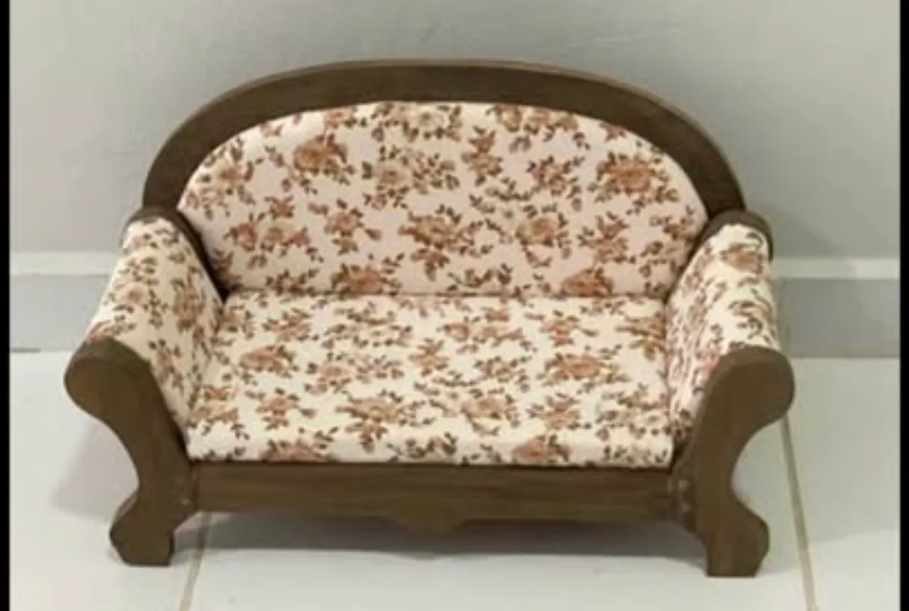 Sofá infantil de madeira com flores