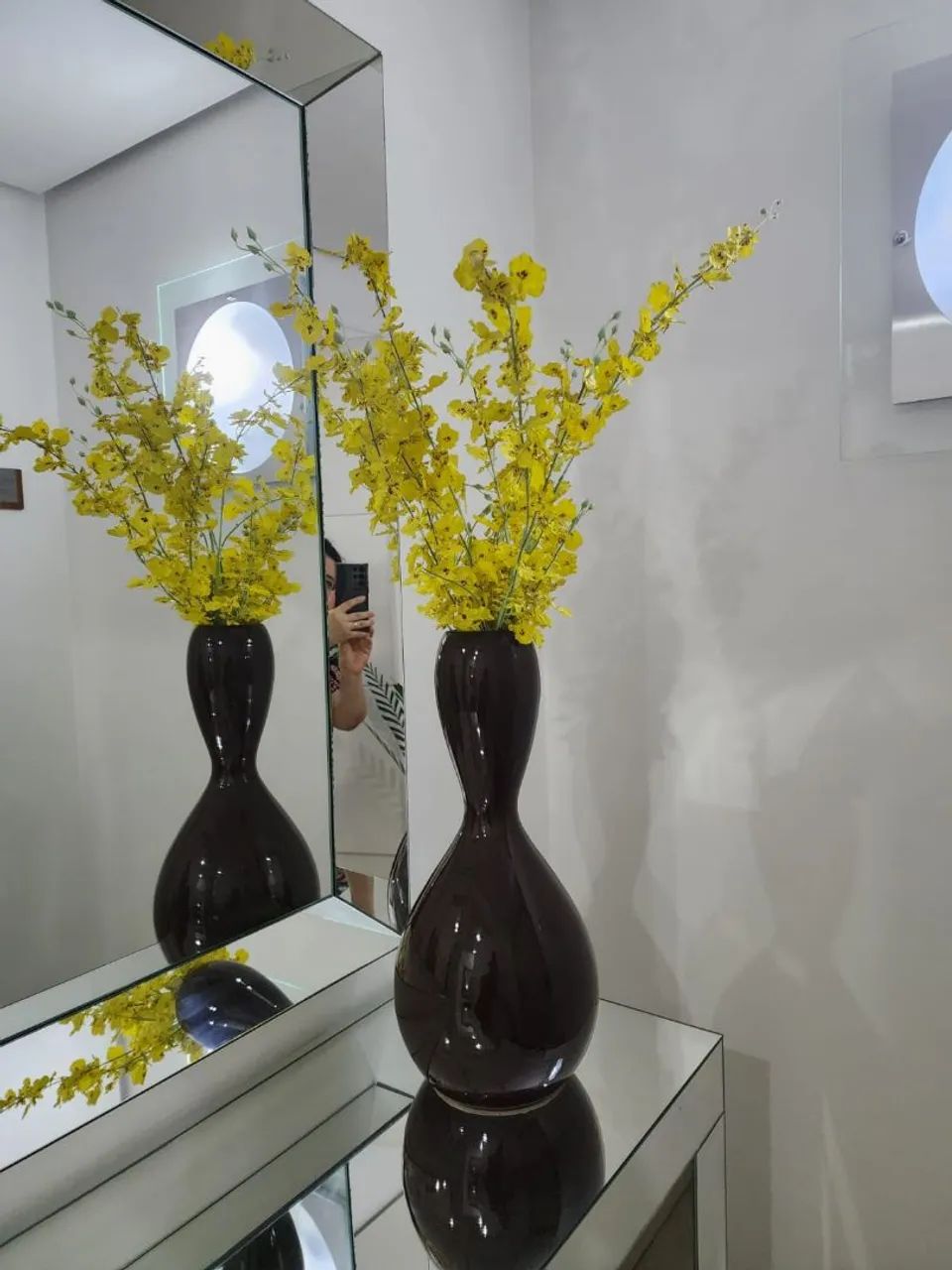 Vaso alto marrom de cerâmica com flores amarelas