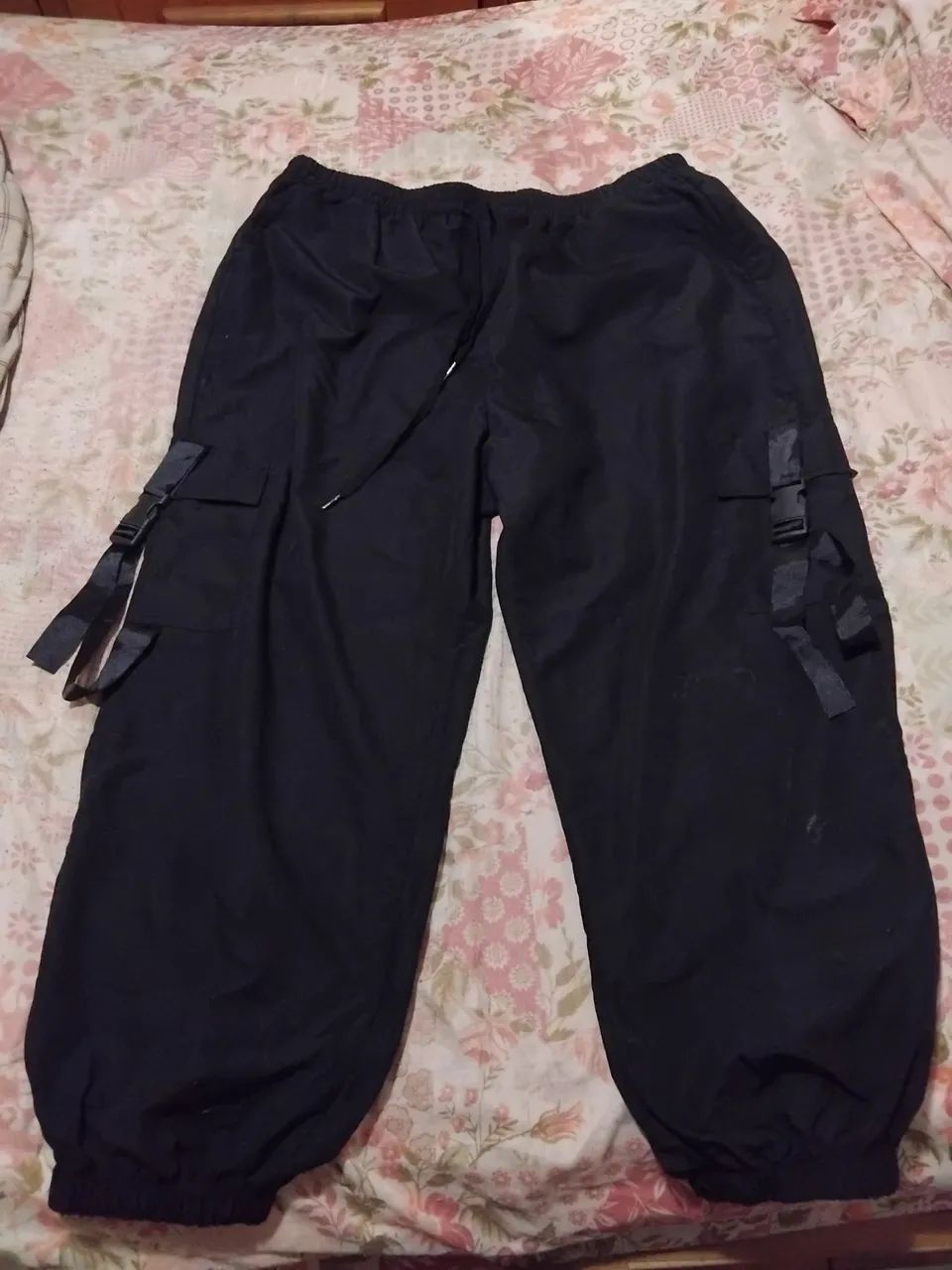Calça Cargo Feminina Preta com Detalhes