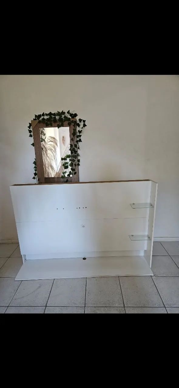 Painel para TV com Espelho e Prateleiras de Vidro
