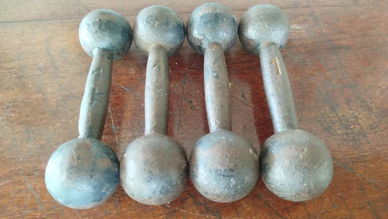 Saco de pancadas (box) e halteres de ferro - Foto 3