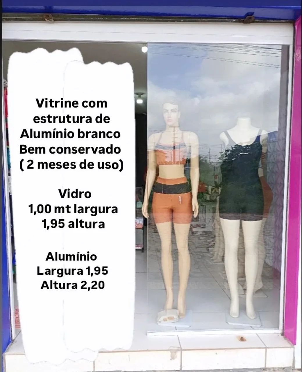 Vitrine de Vidro com Estrutura de Alumínio Branco. 