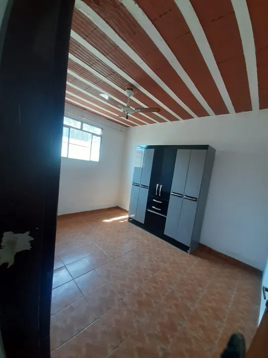 Casa de 2 Pavimentos e garagem coberta para 1 veículo
