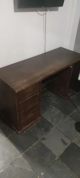 Mesa de escritório em madeira com gavetas