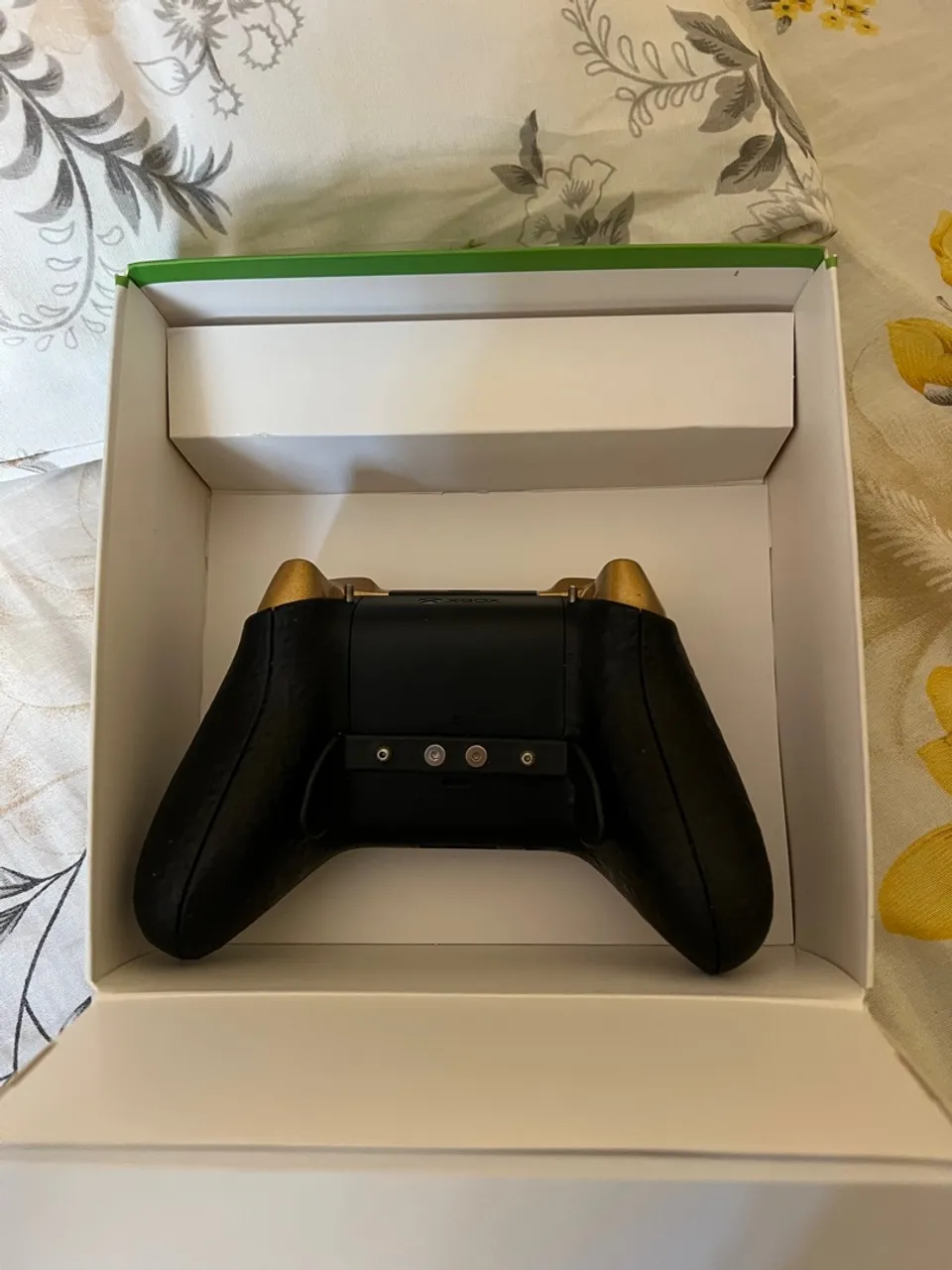 Controle Xbox Elite Series 2 - Preto com detalhes dourados