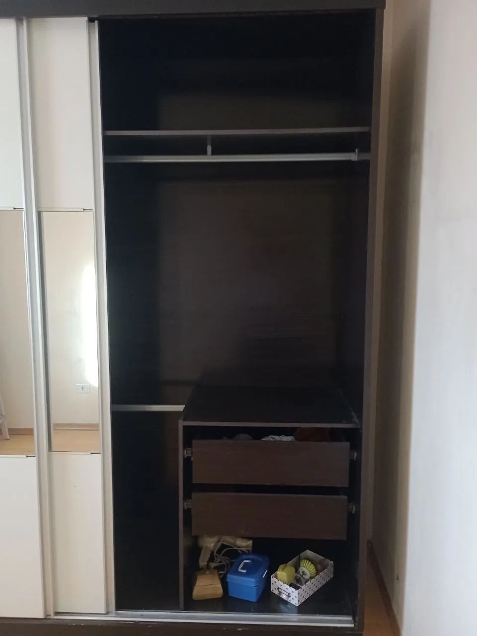 Guarda-Roupa Moderno com Espelho e Amplo Espaço - Foto 4