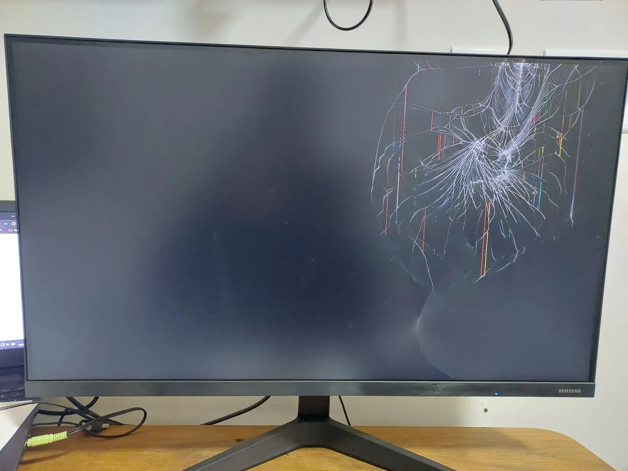 Monitor Samsung T35F 27" quebrado a tela