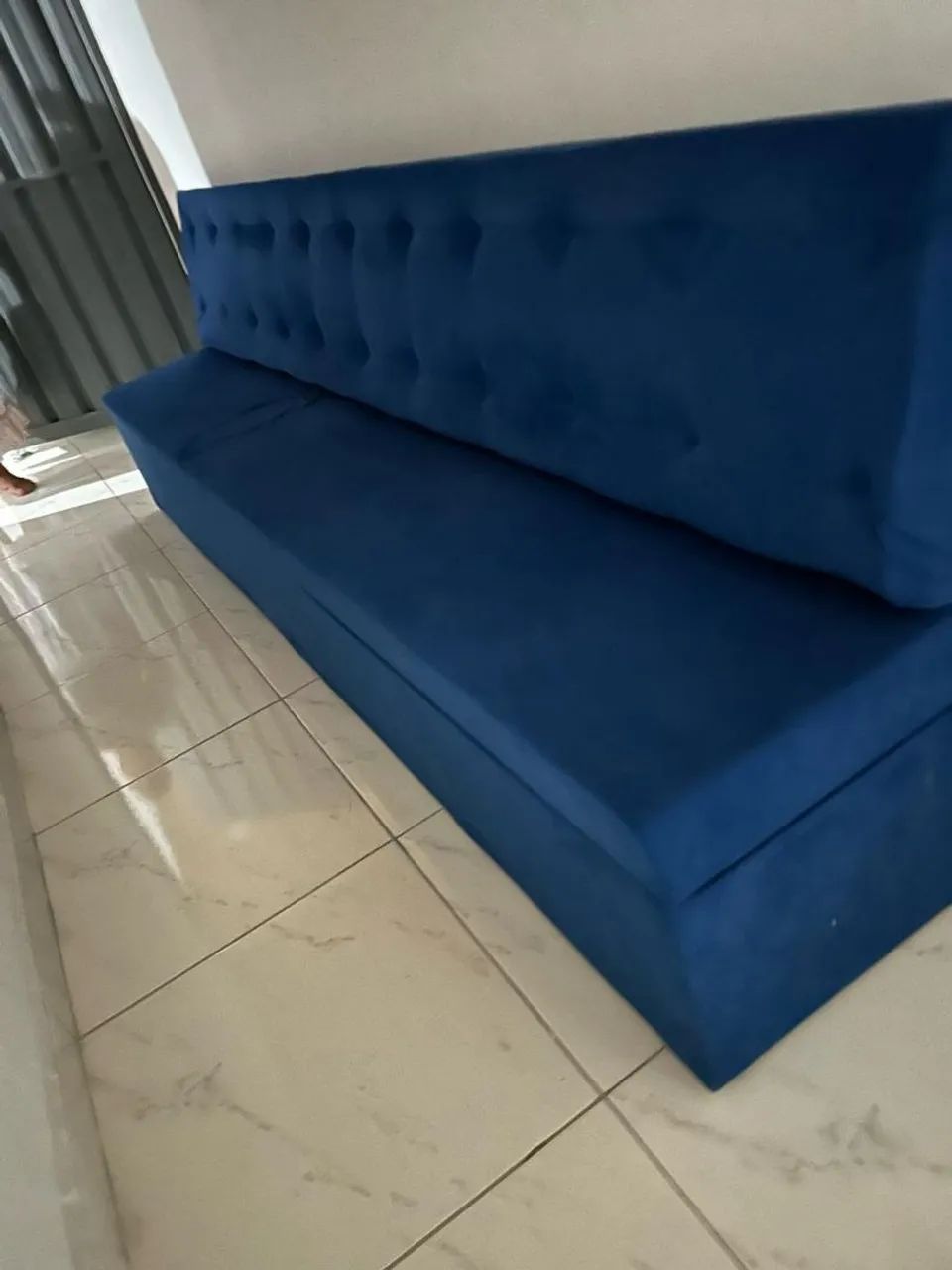 Mesa 4 cadeiras mais armario, e um sofá baú  - Foto 5