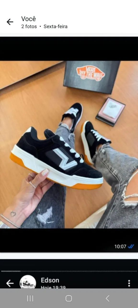 Tênis VANS preto com detalhes em branco e laranja Calçados