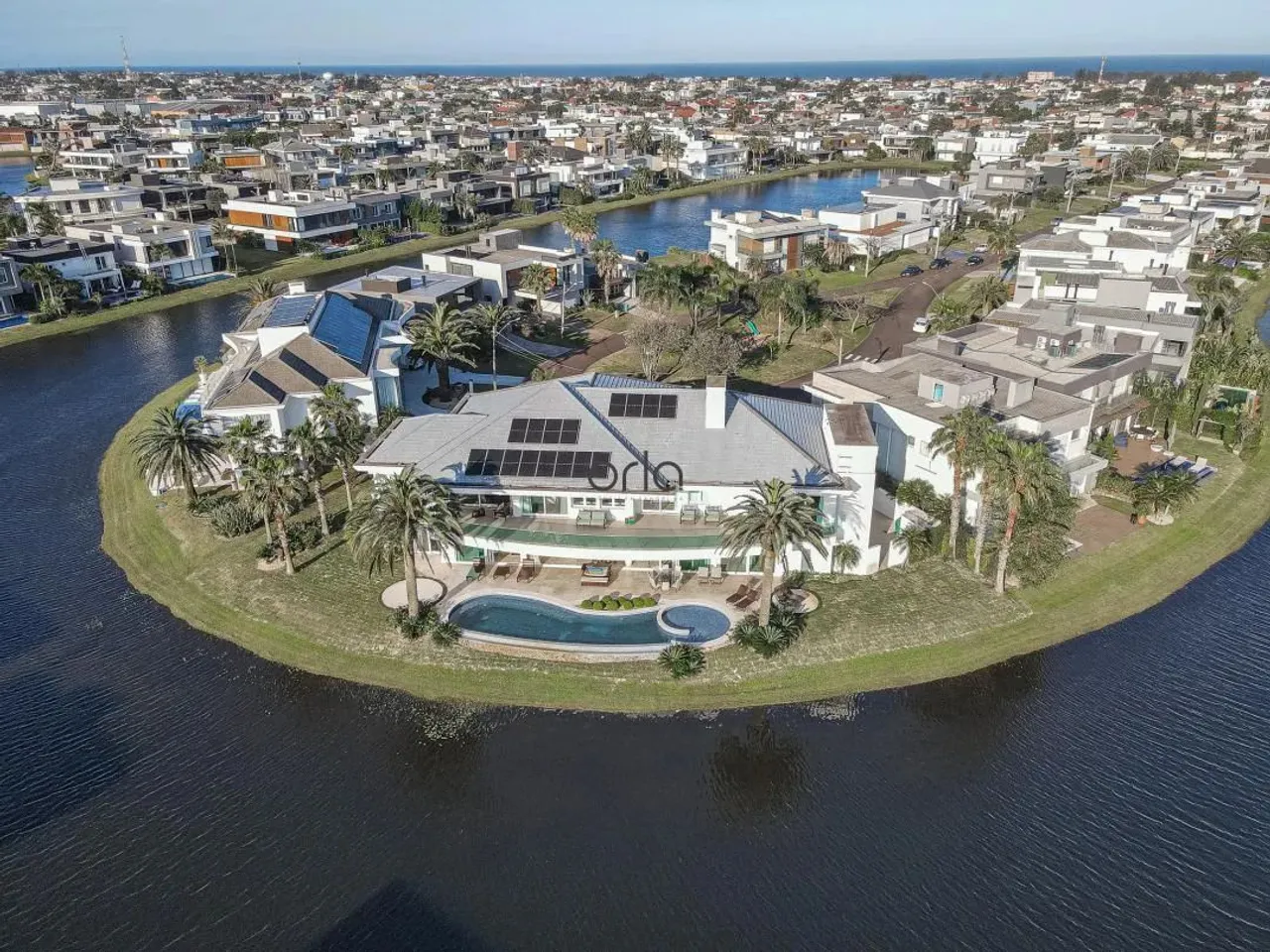 Mansão beira lago com 8 suítes e piscina à venda, 953 m² - Condomínio Enseada Lagos de Xan