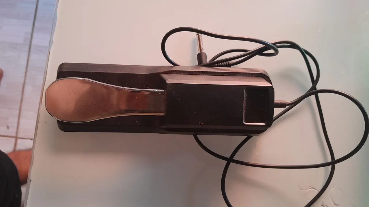 Pedal de Sustain para Teclado/Piano - Ótimo Estado