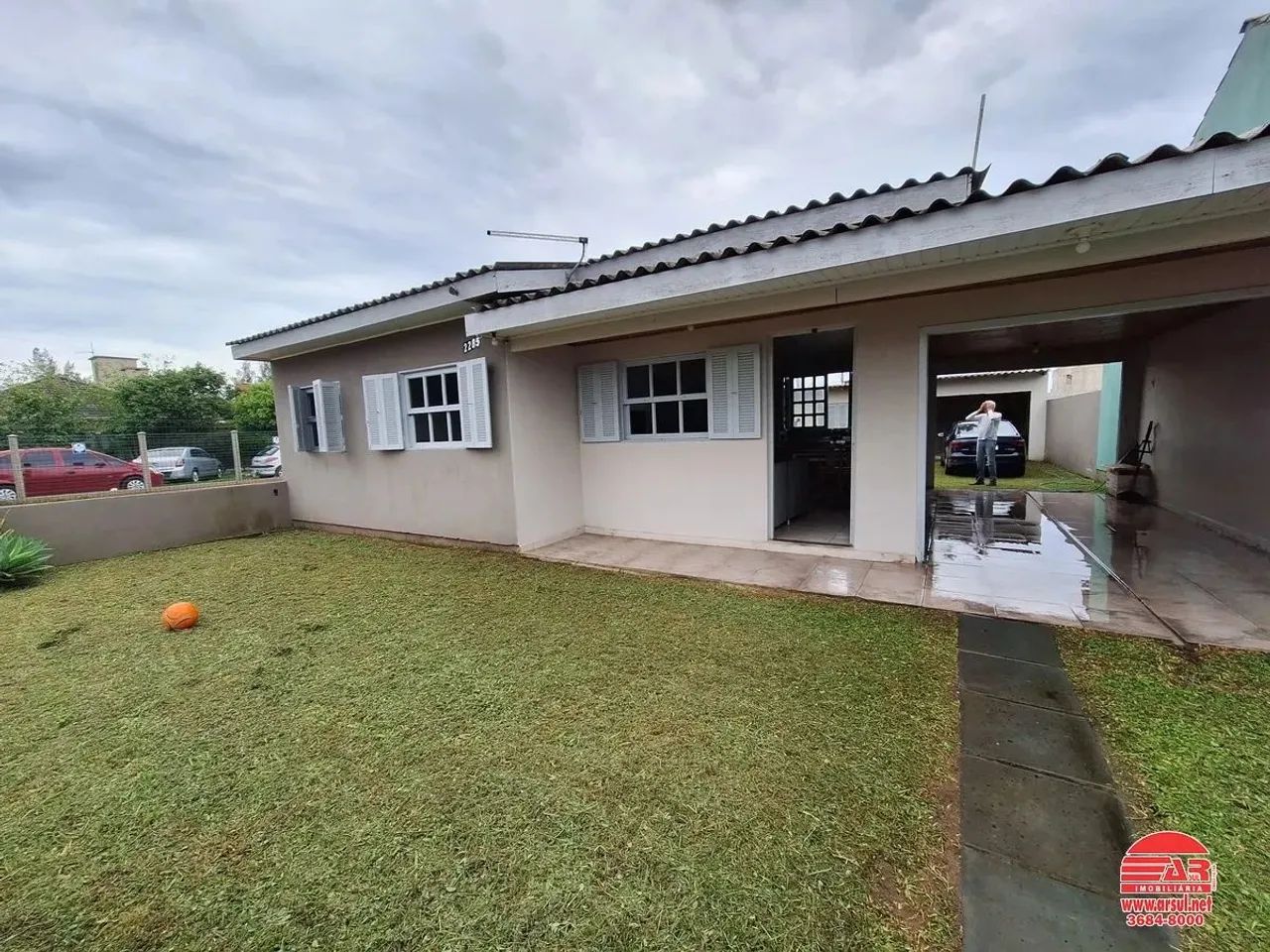 Casa com anexo, localização de moradores