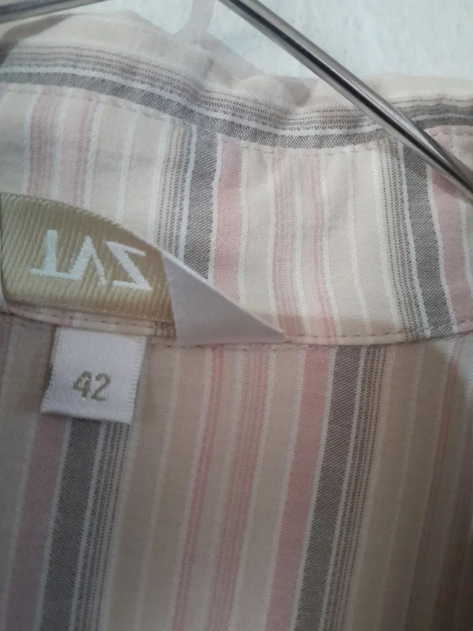 Camisa feminina com babados e cinto - Foto 3