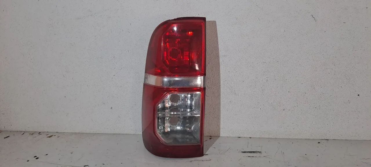 Lanterna Hilux 2012/2015 esquerda COM DETALHE 