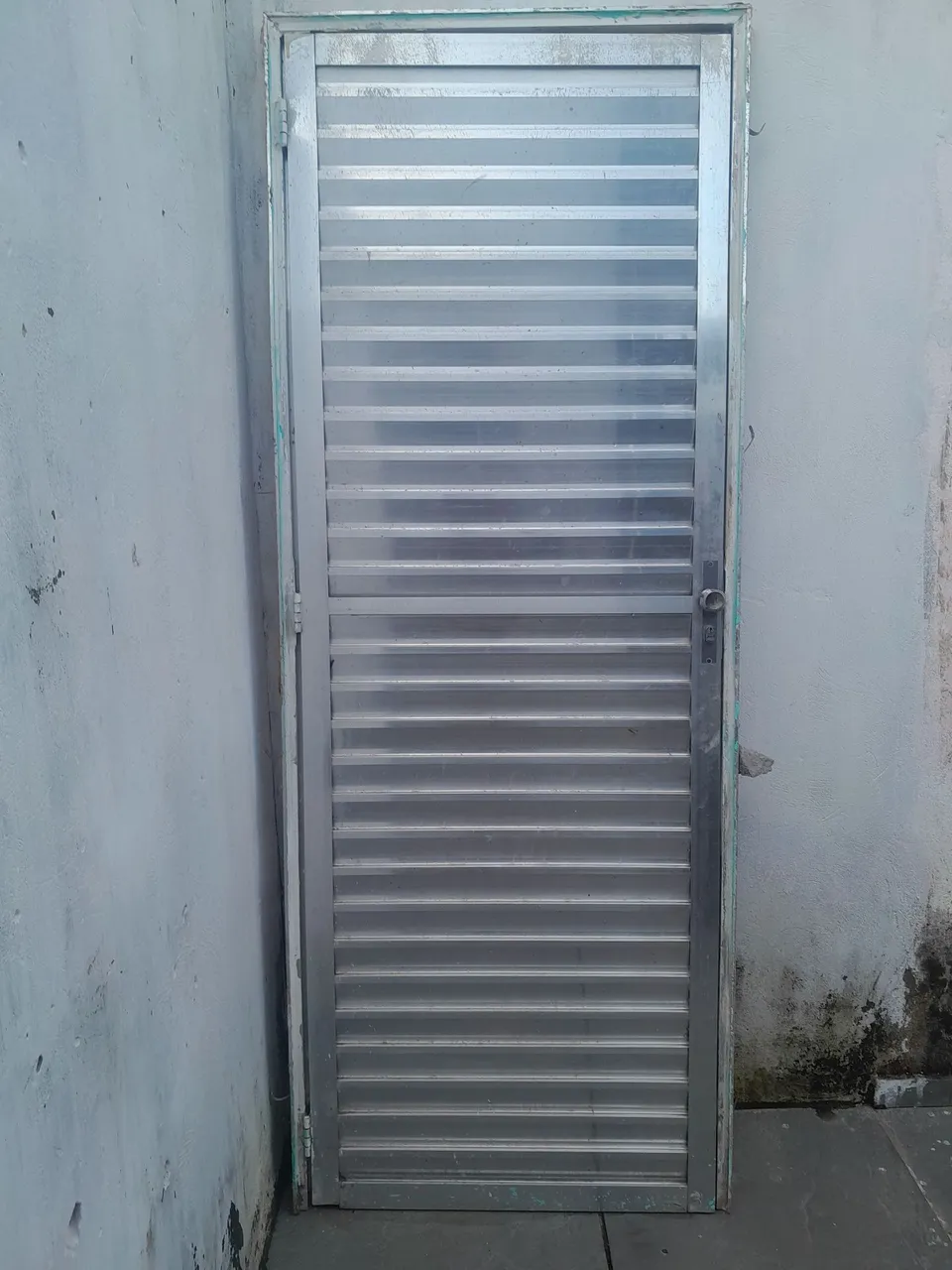 Porta de alumínio, usada conservada