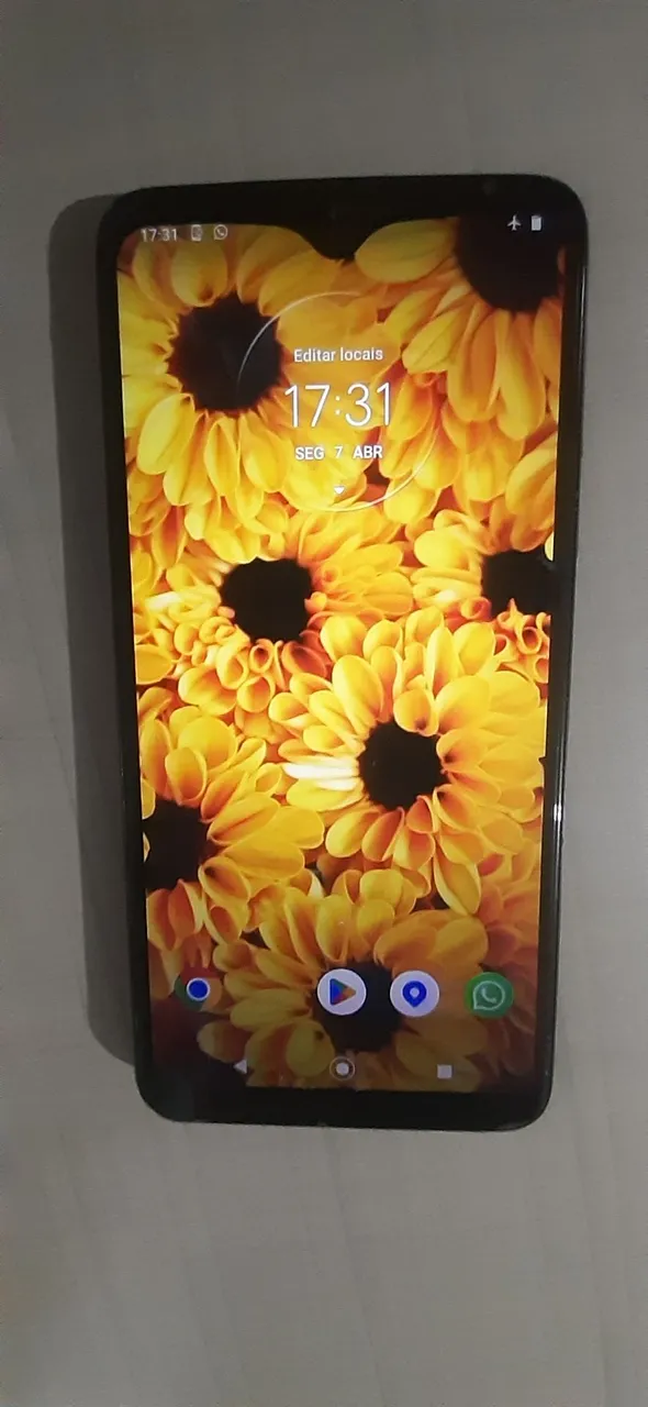 Moto g8 play bem conservado com marca as vezes a tela trava para que queira arrumar